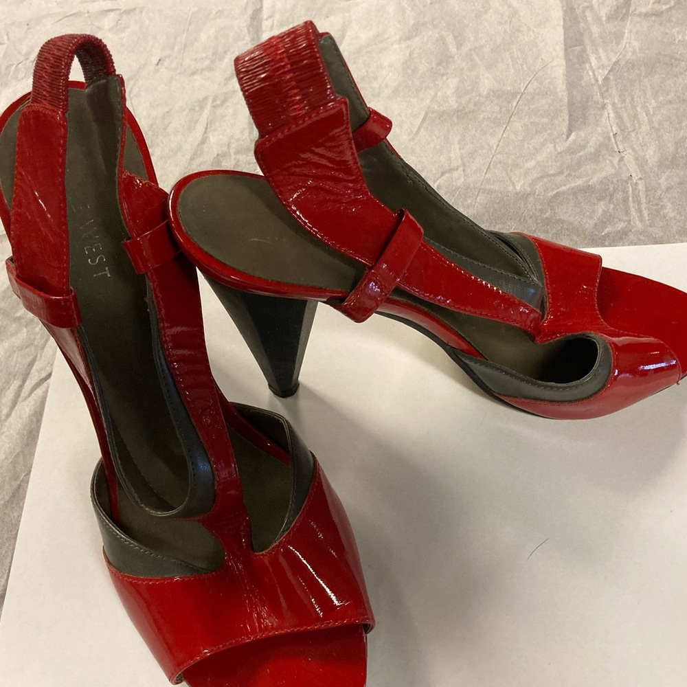 ⭐WAS***$27***Nine West red patent leather 4” heel. Two tone ankle and instep.